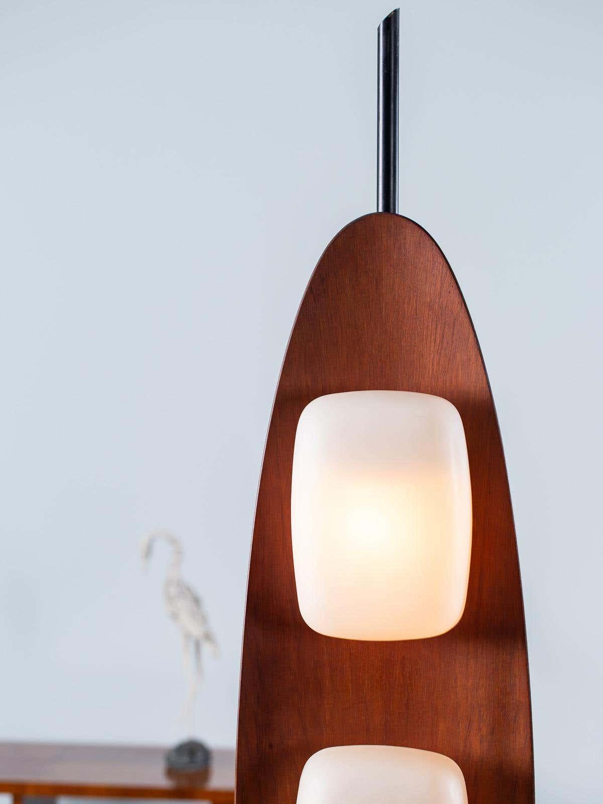 Camirara Stehleuchte aus Marmor in Teak-Farbe