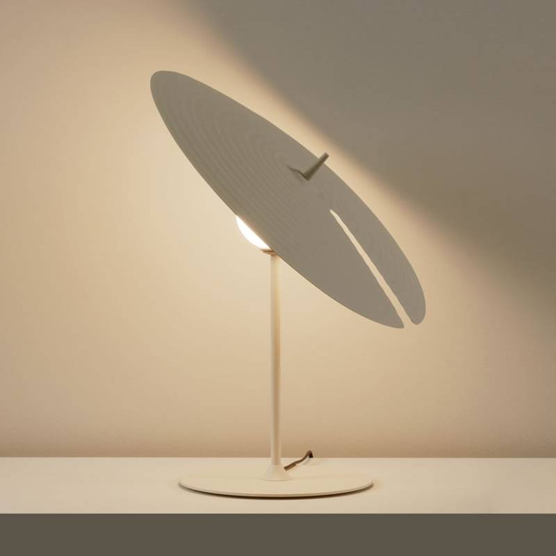 Vortex moderne Tischleuchte aus Aluminium