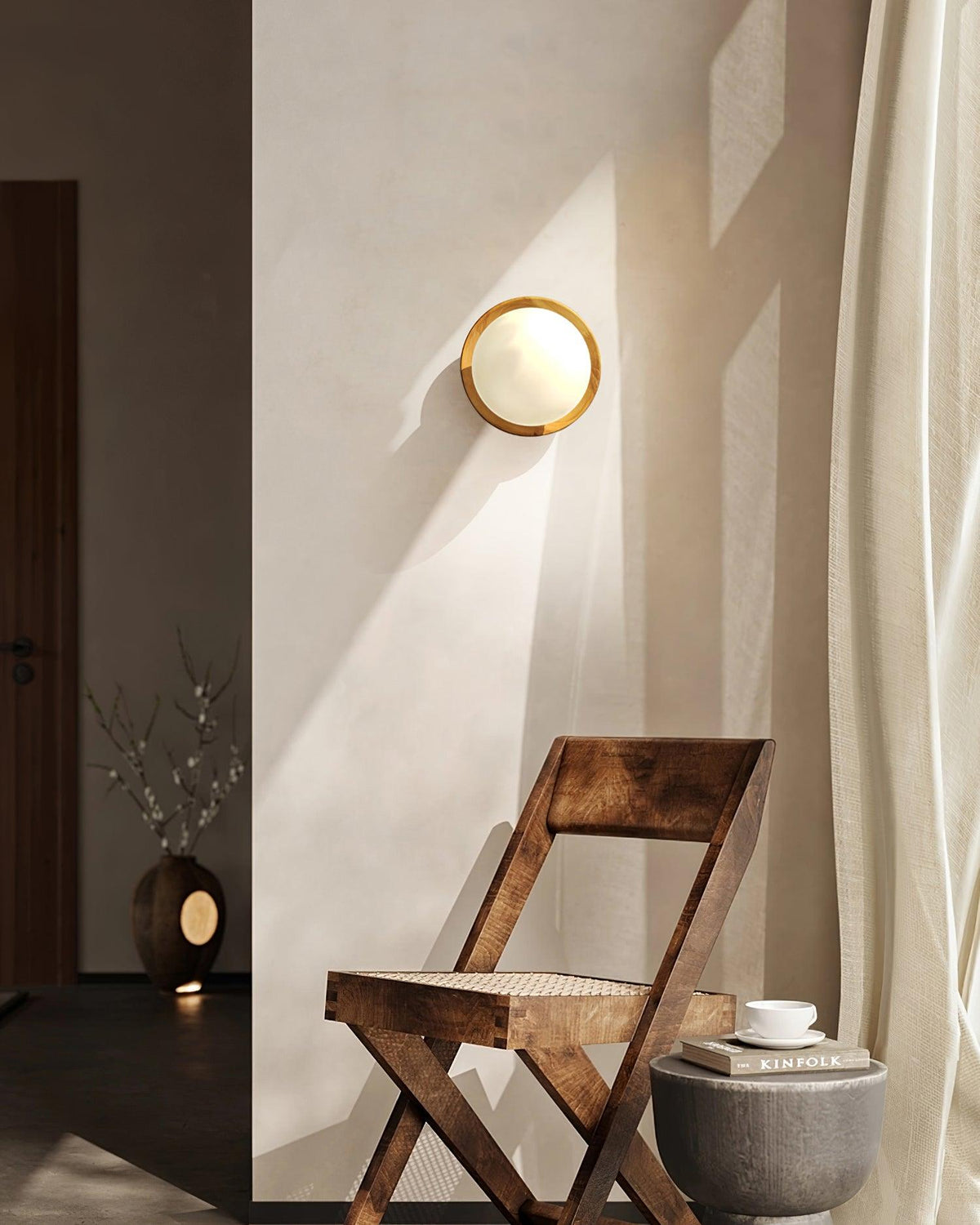 Wandleuchte mit Metallkorpus, Holzrand und minimalistischem Stil