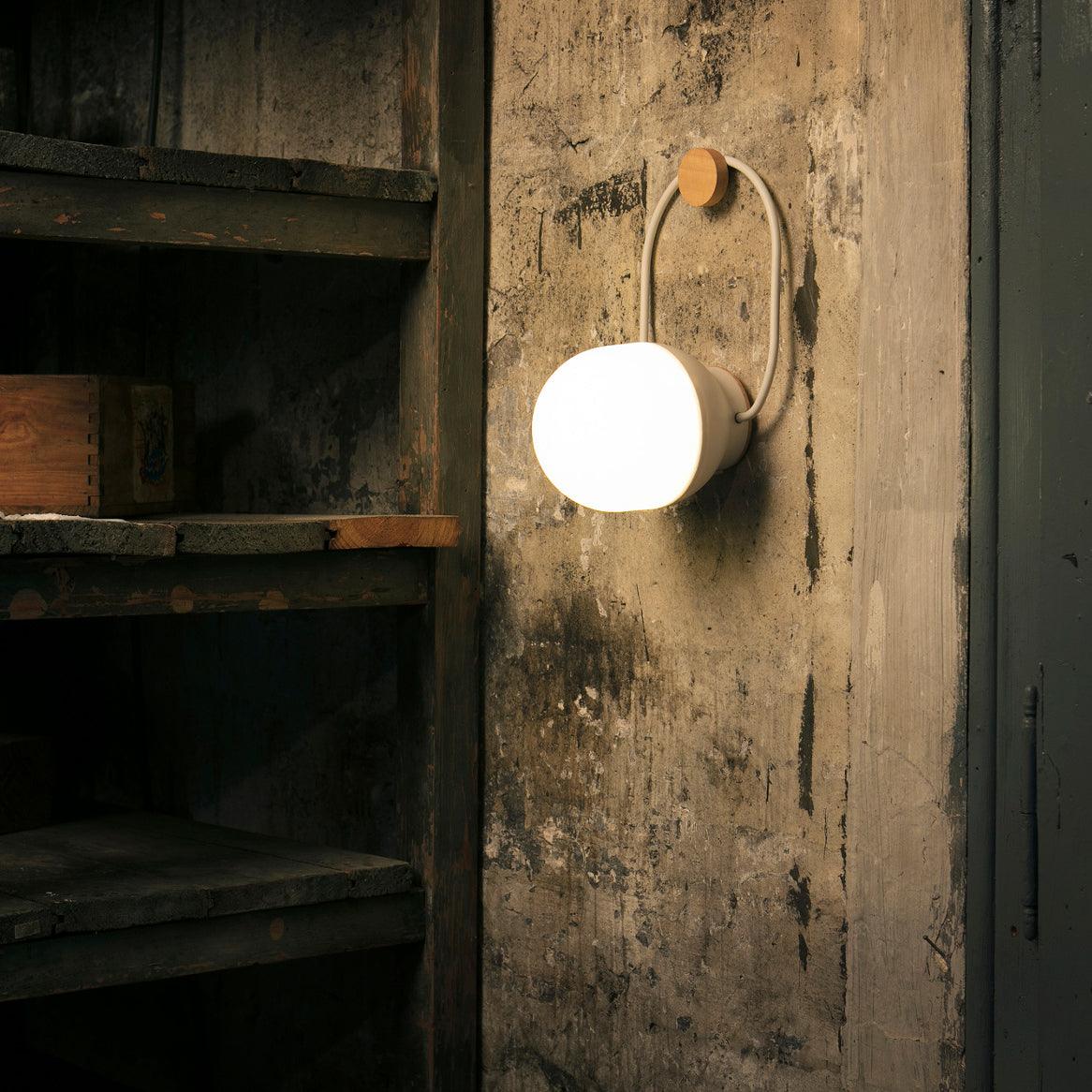 Orb Tischleuchte aus Glas im modernen Stil