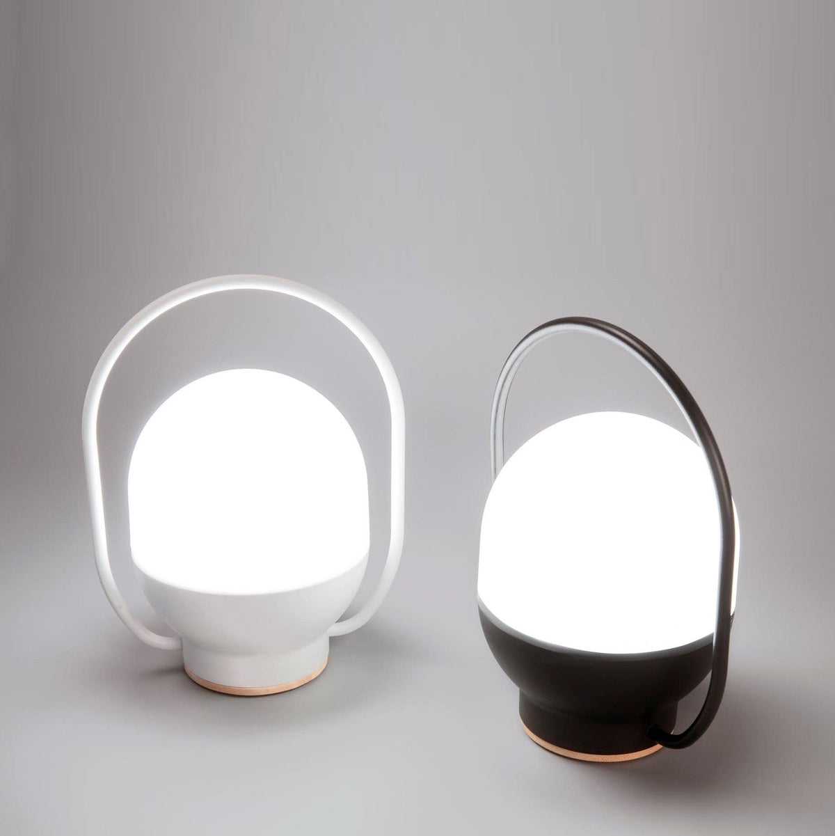 Orb Tischleuchte aus Glas im modernen Stil