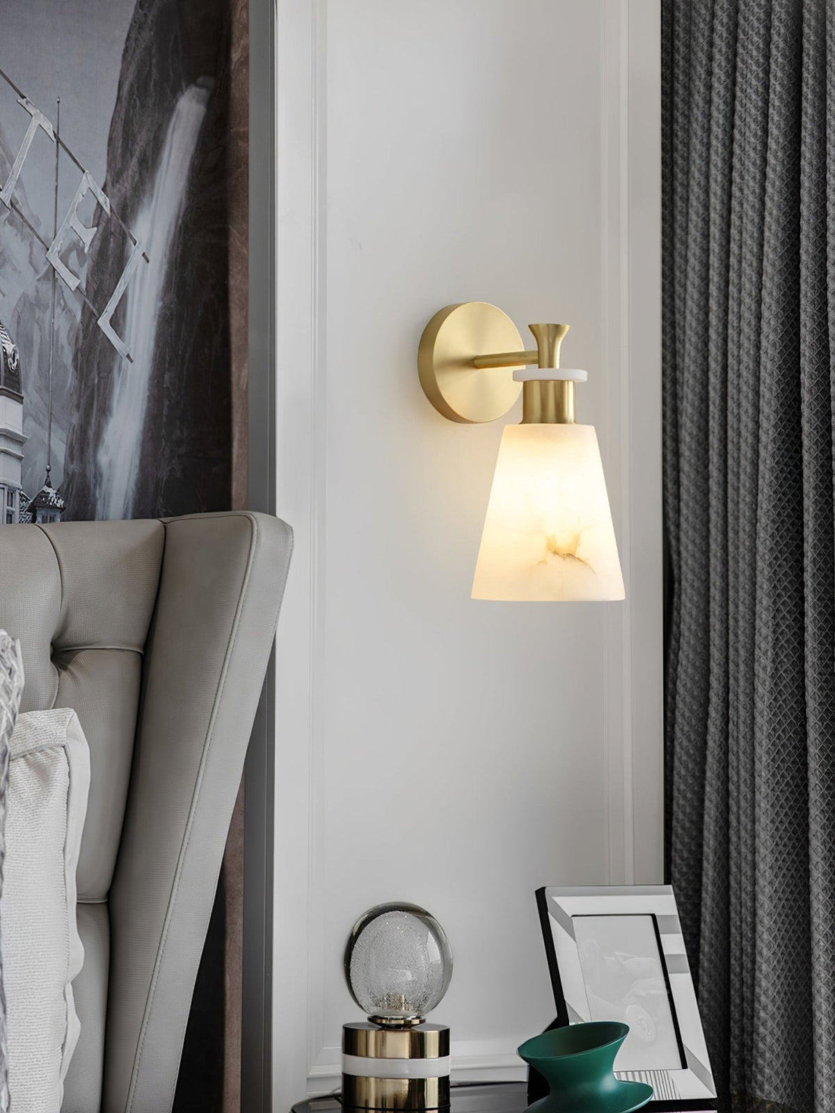 Tapered Alabaster-Wandleuchte