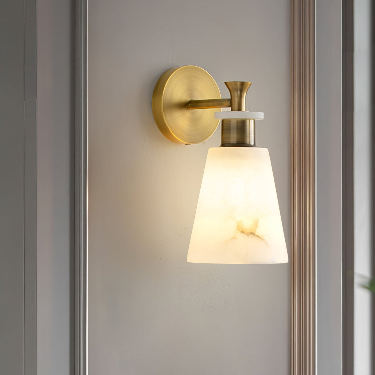 Tapered Alabaster-Wandleuchte