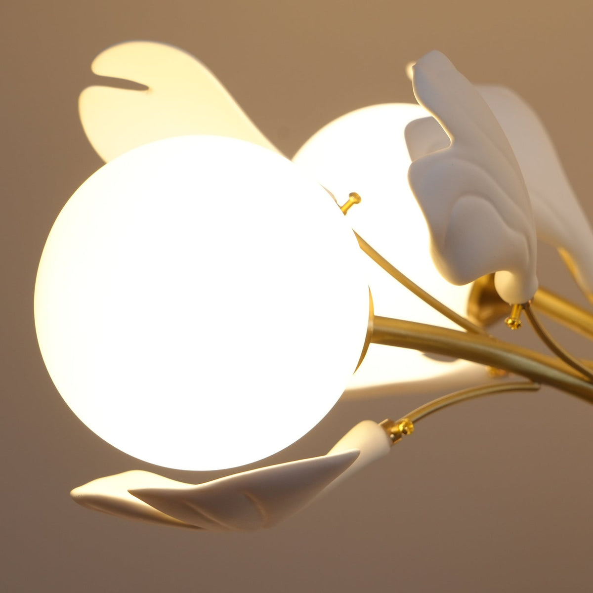 Dorvel Kronleuchter Ginkgo-Blatt Messing Keramik Glas
