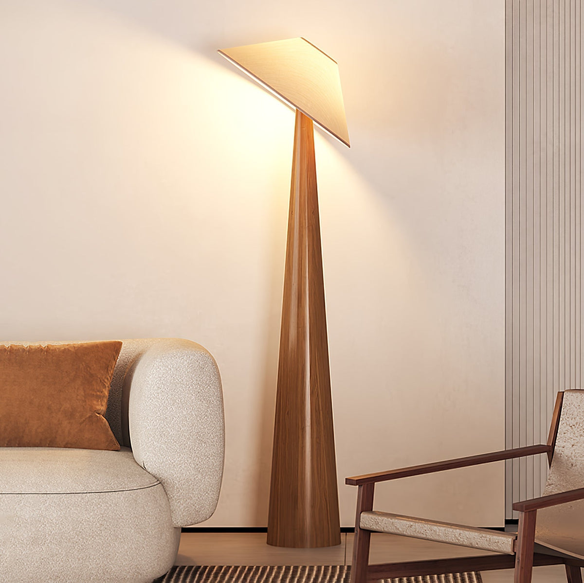Apex Stehleuchte aus Holz mit verjüngtem Design
