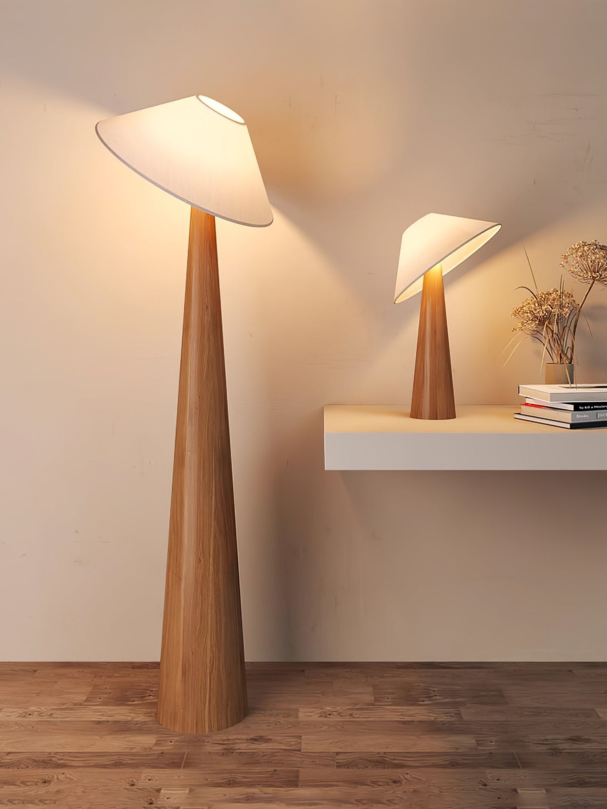 Apex Stehleuchte aus Holz mit verjüngtem Design