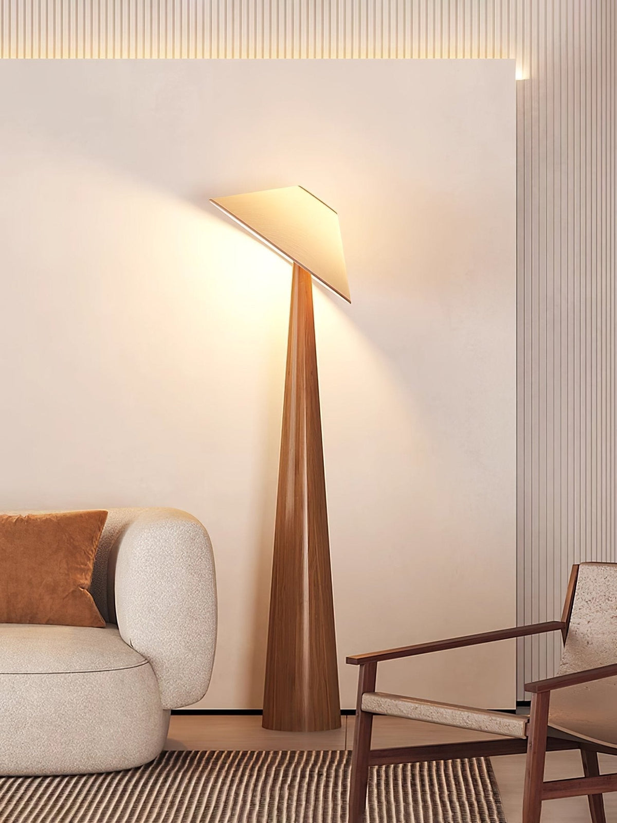 Apex Stehleuchte aus Holz mit verjüngtem Design