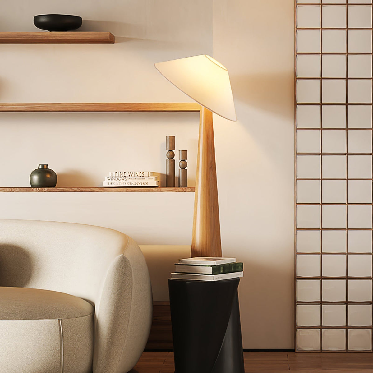 Apex Stehleuchte aus Holz mit verjüngtem Design