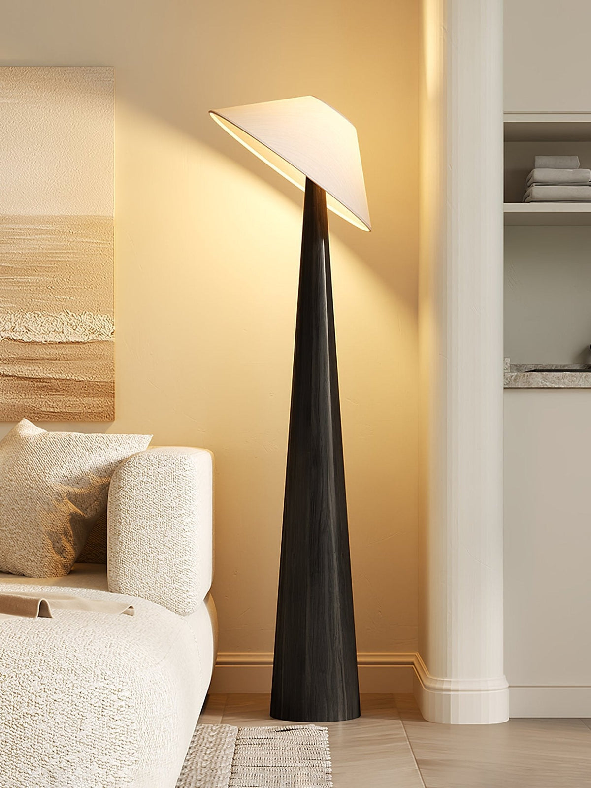 Apex Stehleuchte aus Holz mit verjüngtem Design