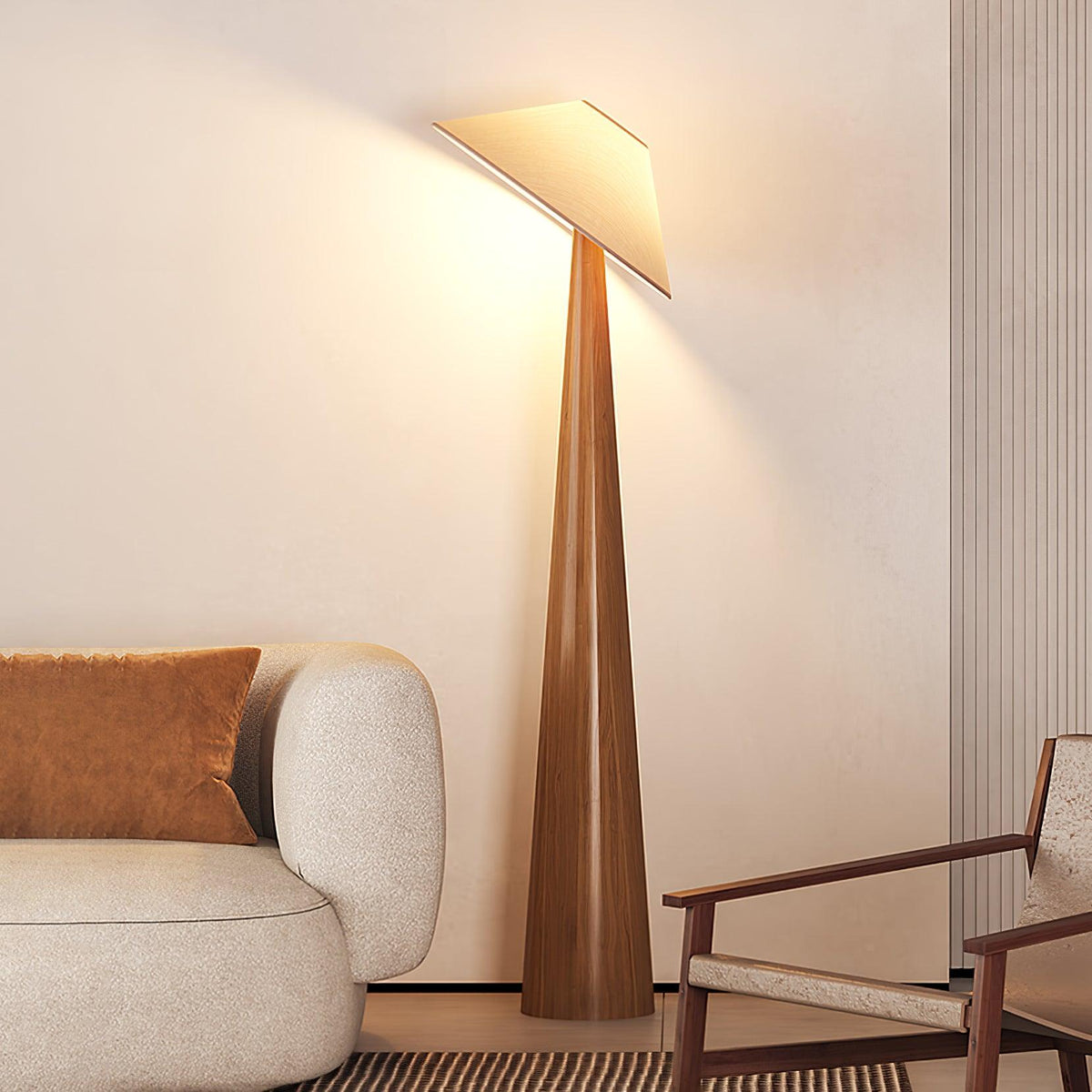 Apex Stehleuchte aus Holz mit verjüngtem Design