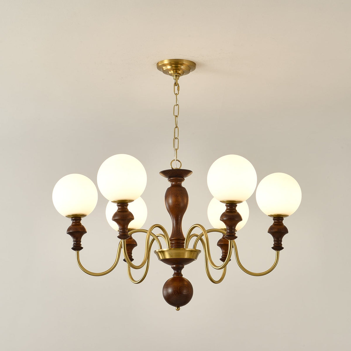 Indris Kronleuchter Holz & Messing Zeitlose Kugel