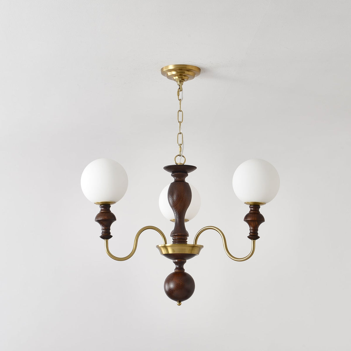 Indris Kronleuchter Holz & Messing Zeitlose Kugel
