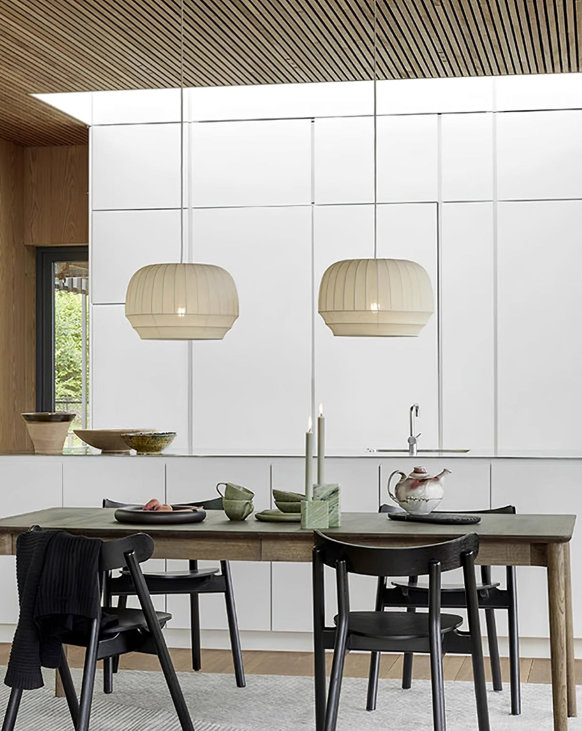 Taro Pendelleuchte mit weißem Seidenstoffschirm und vertikalen Linien im sanft-modernen minimalistischen Stil