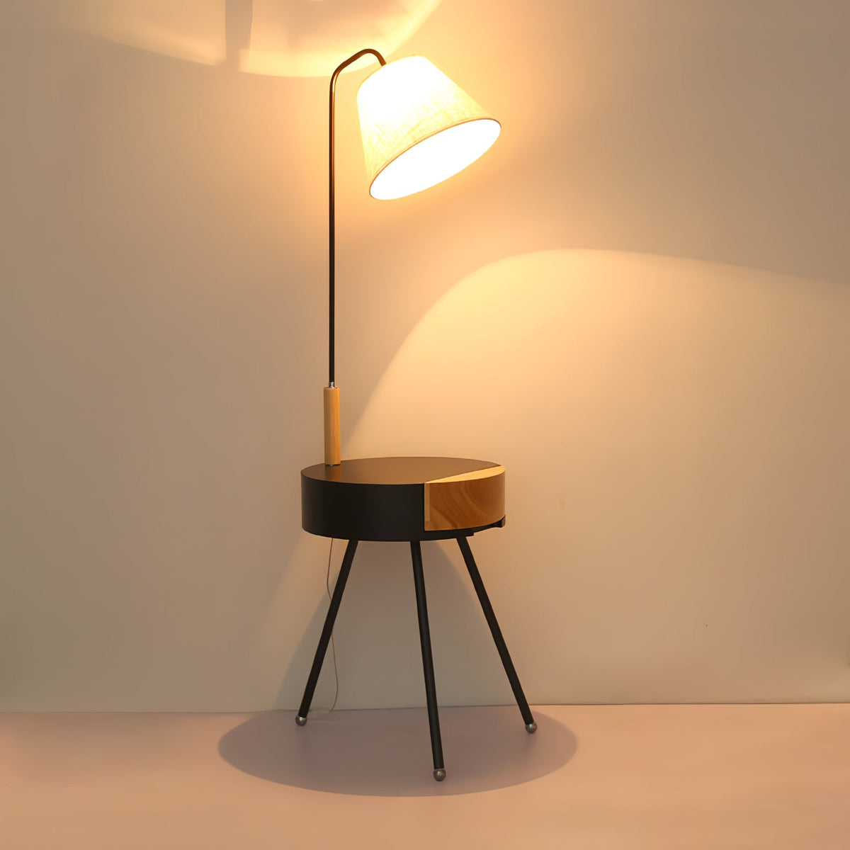 Lumo Tripod-Stehleuchte aus Stoff