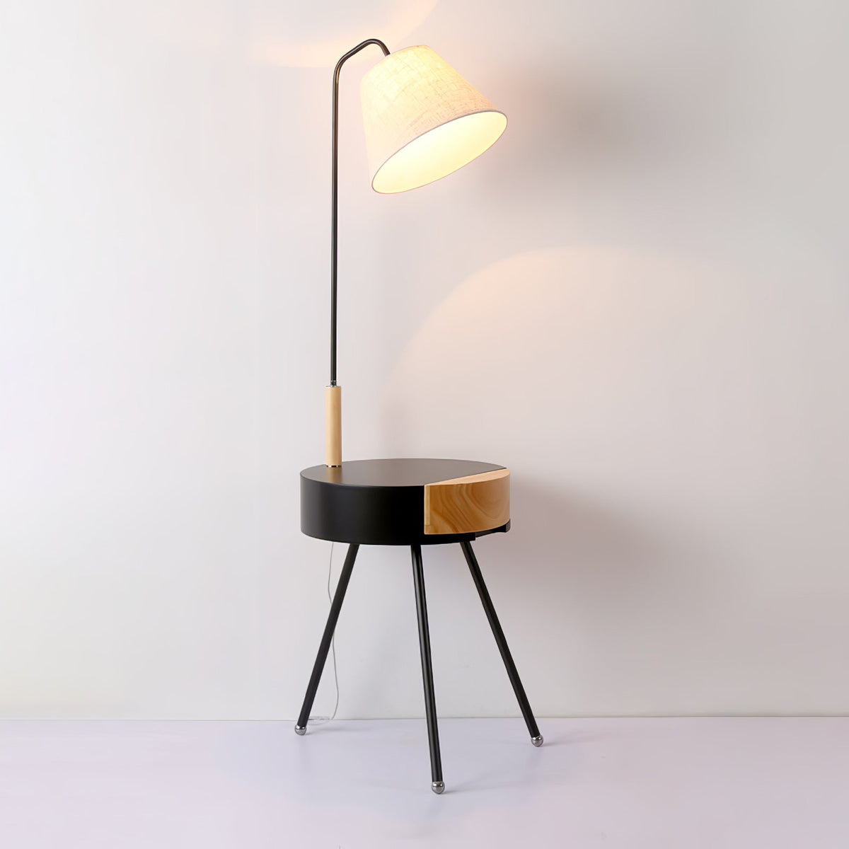 Lumo Tripod-Stehleuchte aus Stoff