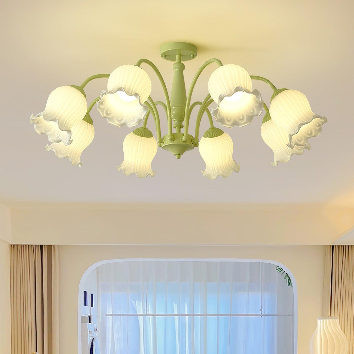 Ibis Kronleuchter Trumpet aus Pastellglas mit floralen Kieselsteinform-Blüten