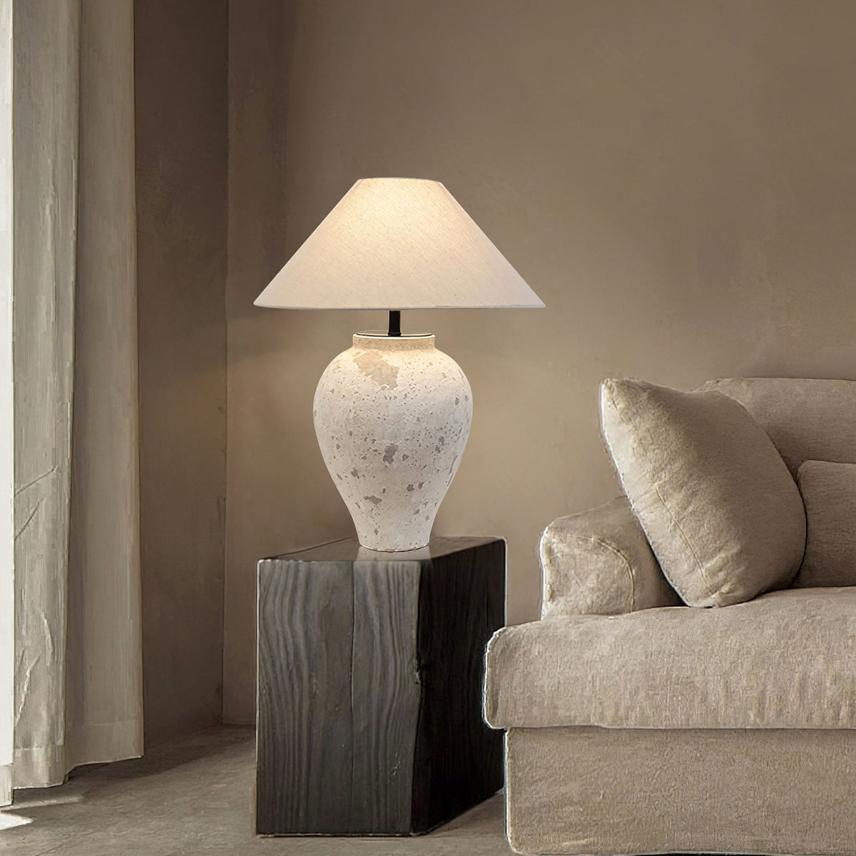 Solix Tischleuchte aus Keramik und Stoff in Beige