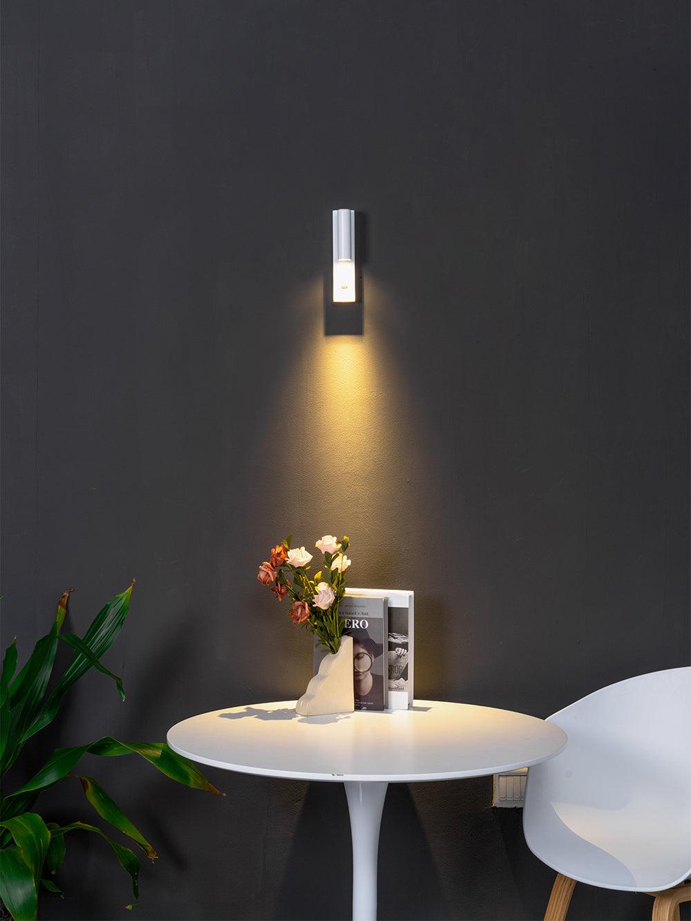 Eldris zeitgenössische minimalistische Wandleuchte