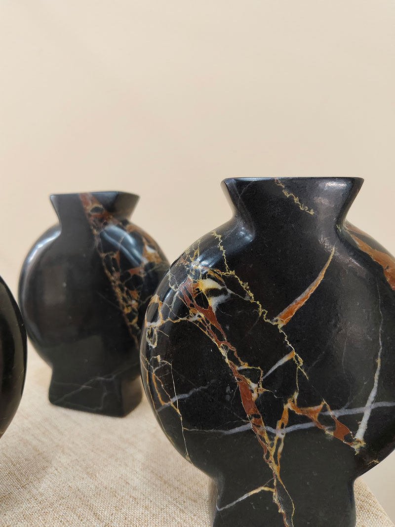 Gravion Vasen aus Marmor