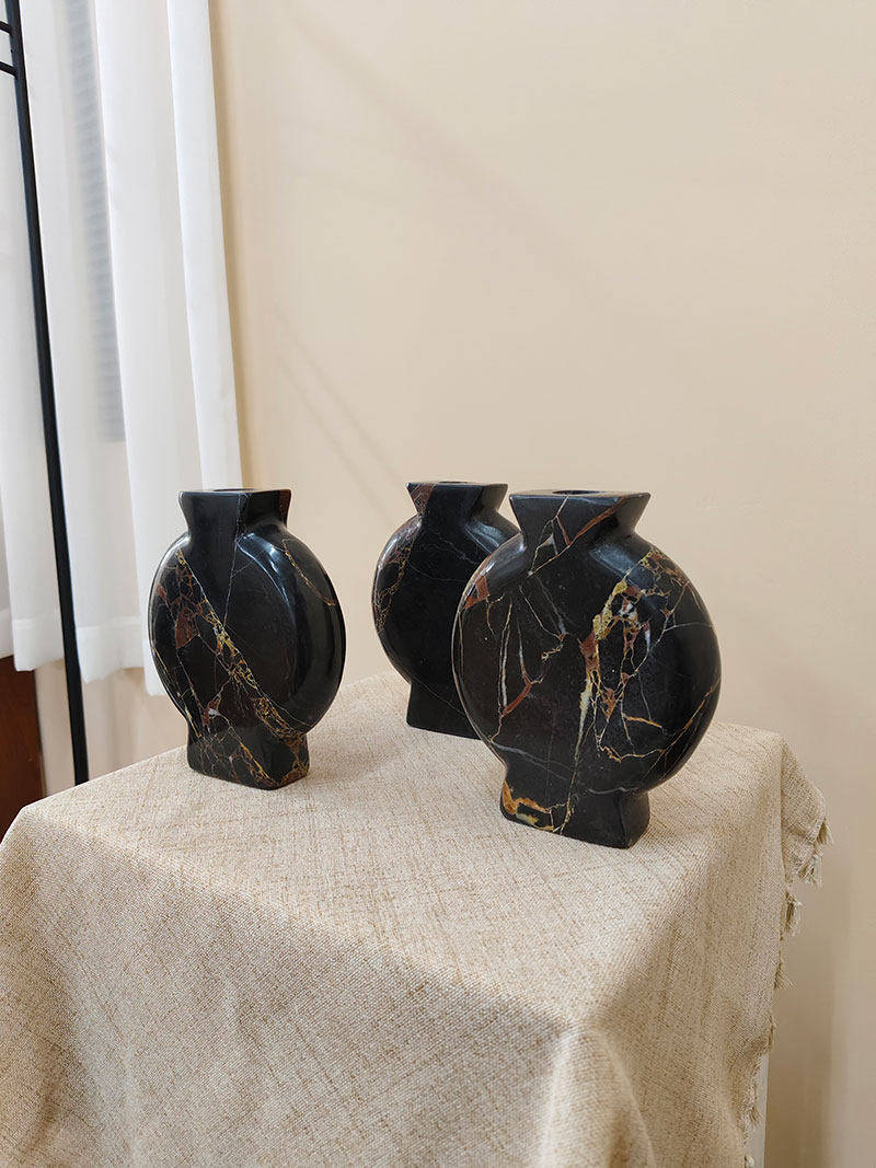 Gravion Vasen aus Marmor