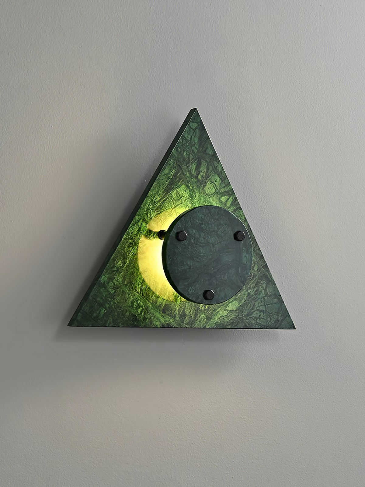 Pyramid Wandleuchte aus rustikalem Marmor