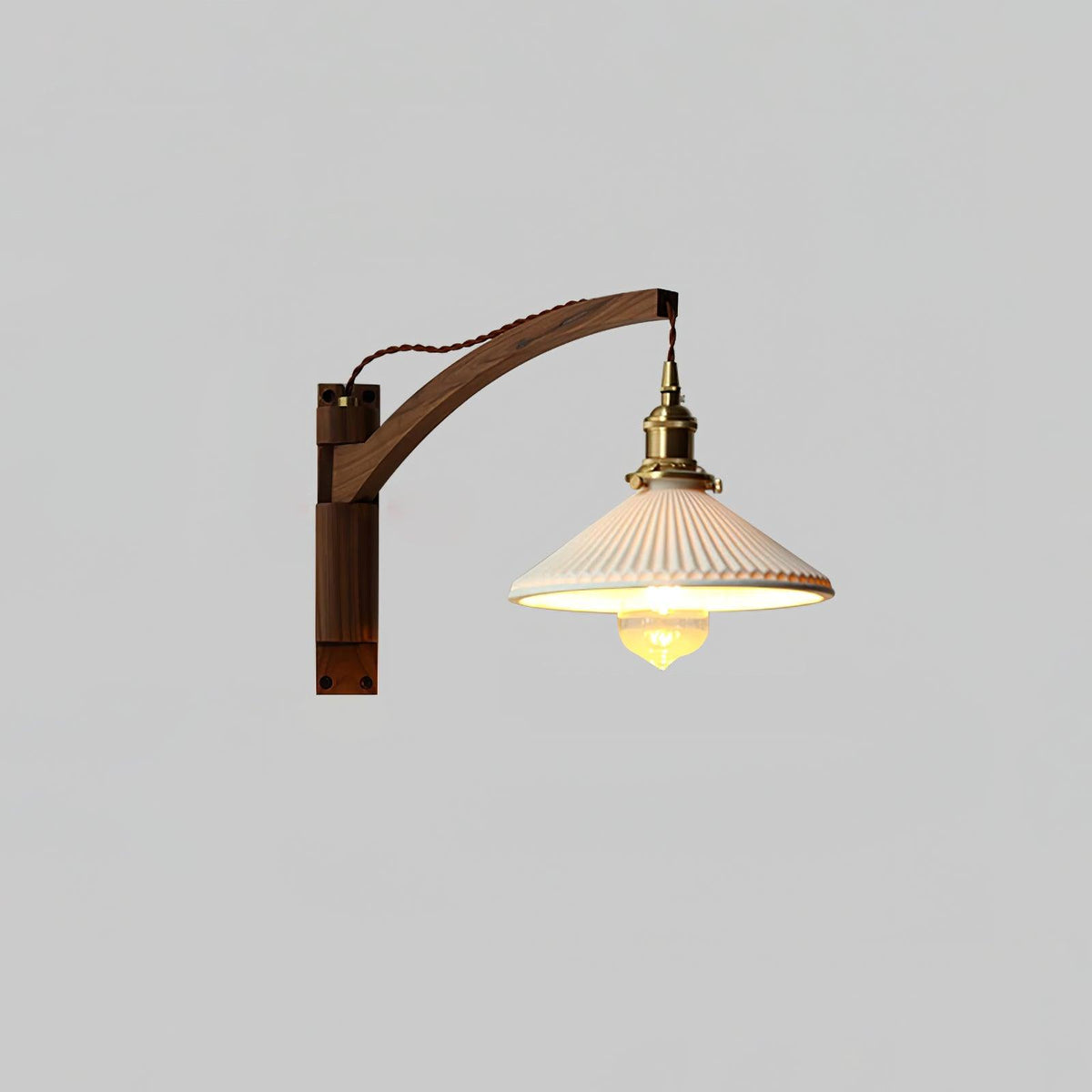 Evin Wandleuchte aus Walnuss und Keramik im nordischen Kunst-Stil mit Schwenkarm
