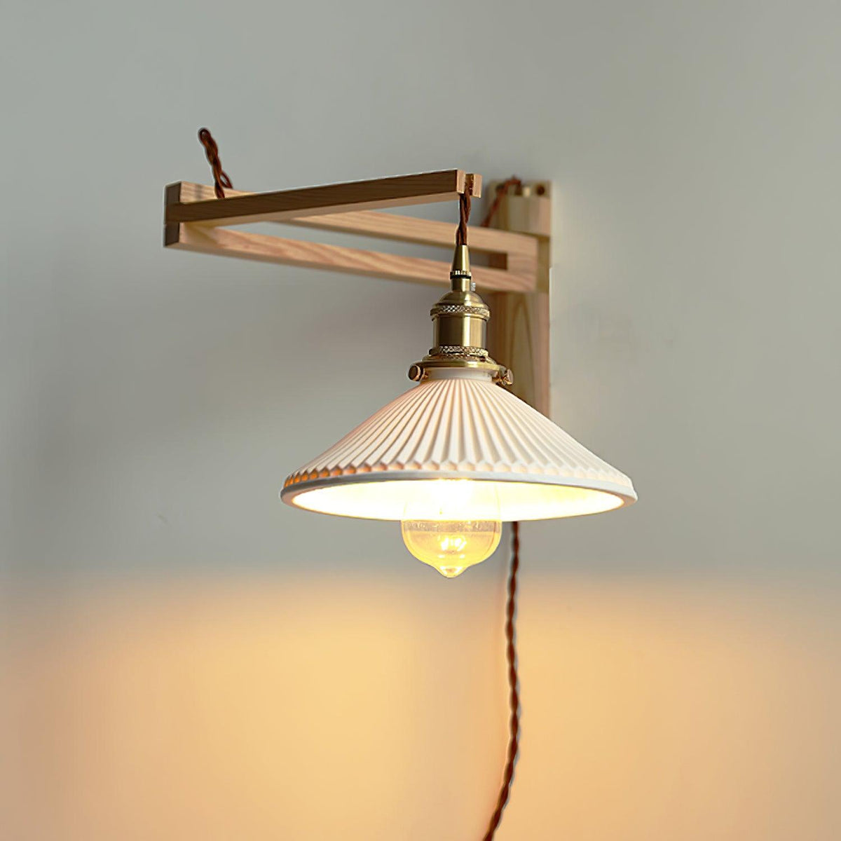 Evin Wandleuchte aus Walnuss und Keramik im nordischen Kunst-Stil mit Schwenkarm