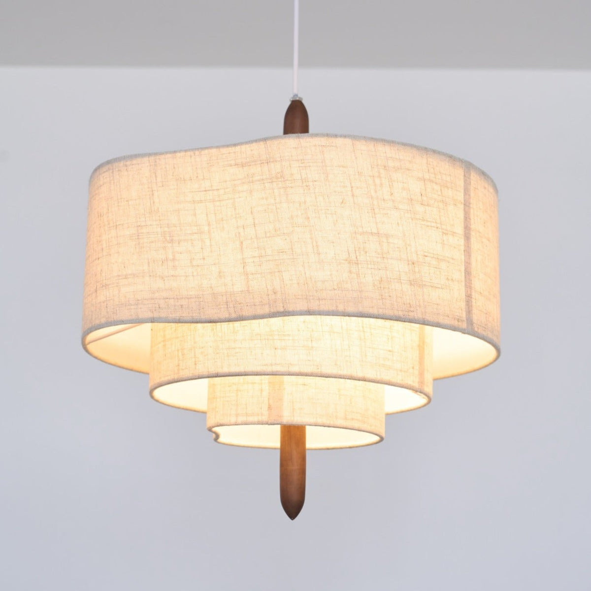 Salemu Elegance Wave Ladder Pendelleuchte aus Holz und Stoff