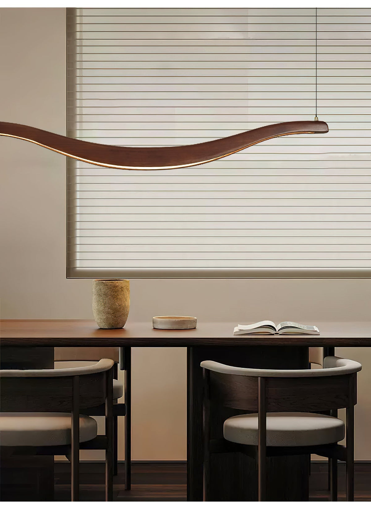 Elvuaria Kronleuchter aus Holz mit wellenförmigem Design