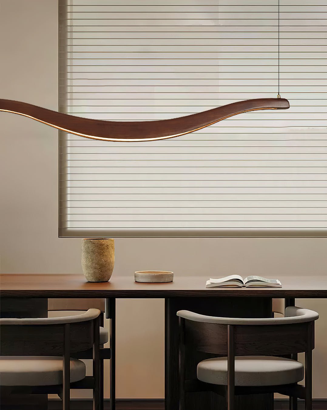 Elvuaria Kronleuchter aus Holz mit wellenförmigem Design