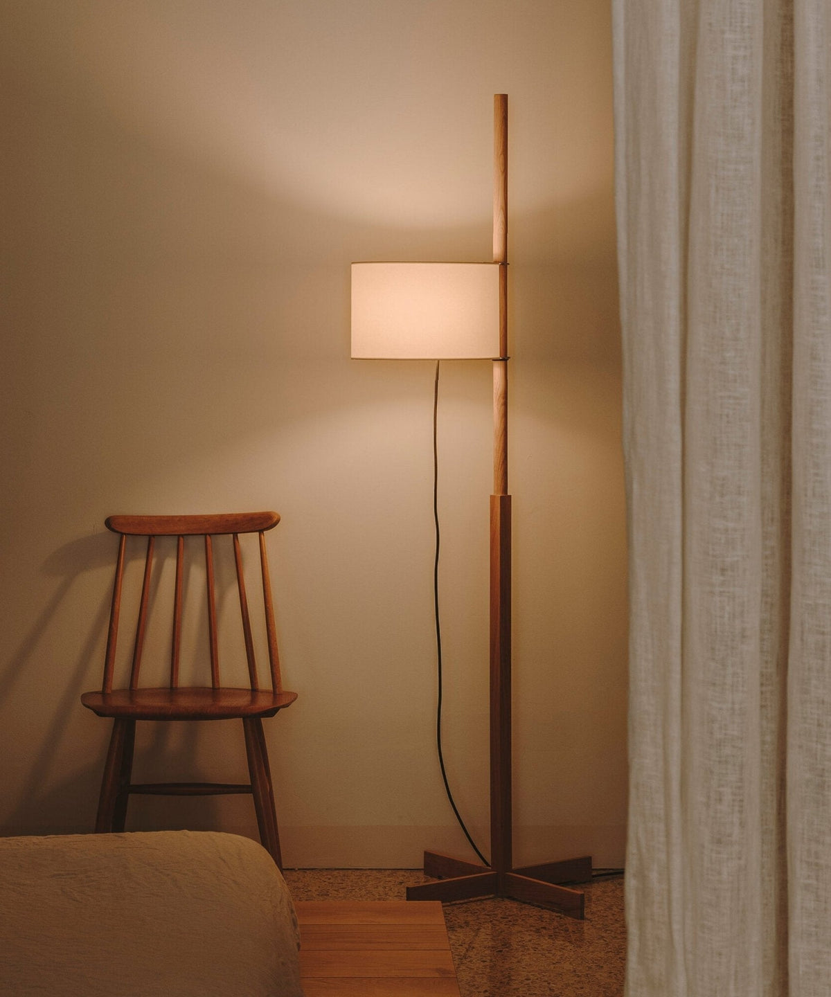 Jex Stehleuchte aus Holz und Stoff