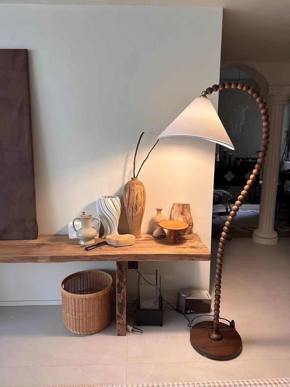 Nadia Stehleuchte aus Holz im modernen Stil