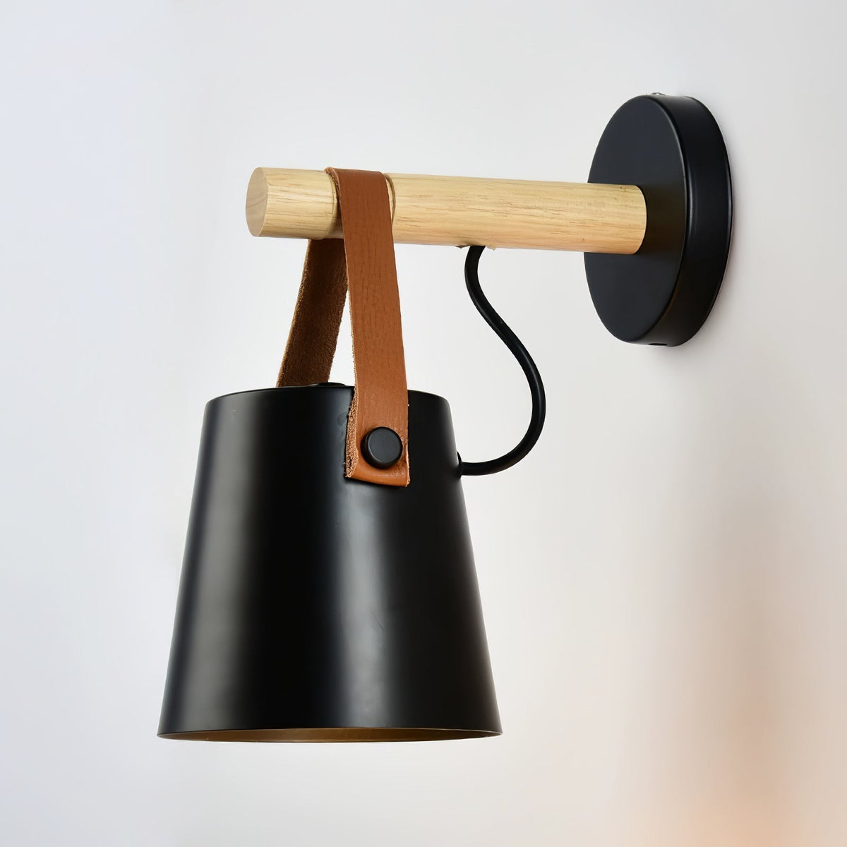 Virixon Wandleuchte aus Holz und Leder