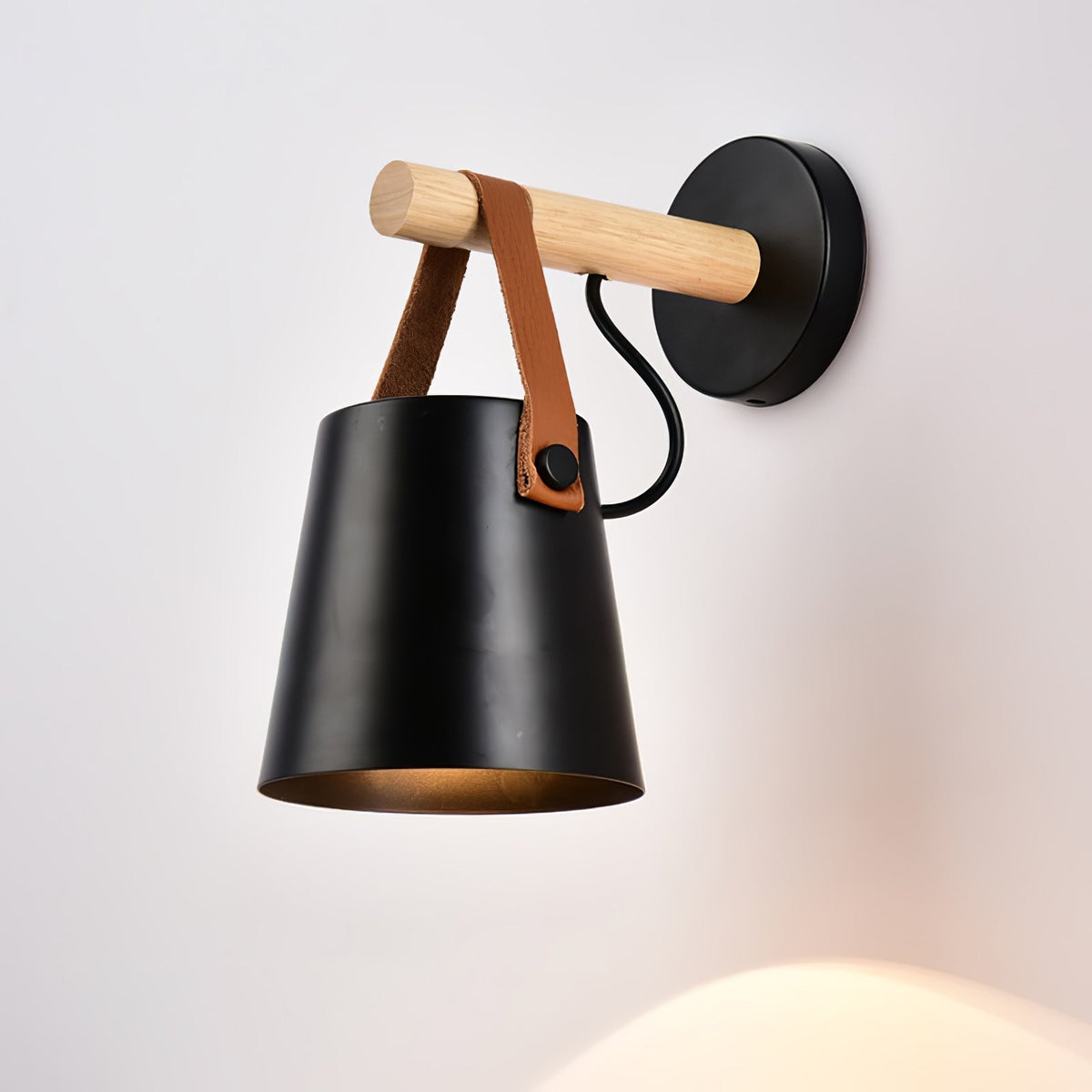 Virixon Wandleuchte aus Holz und Leder