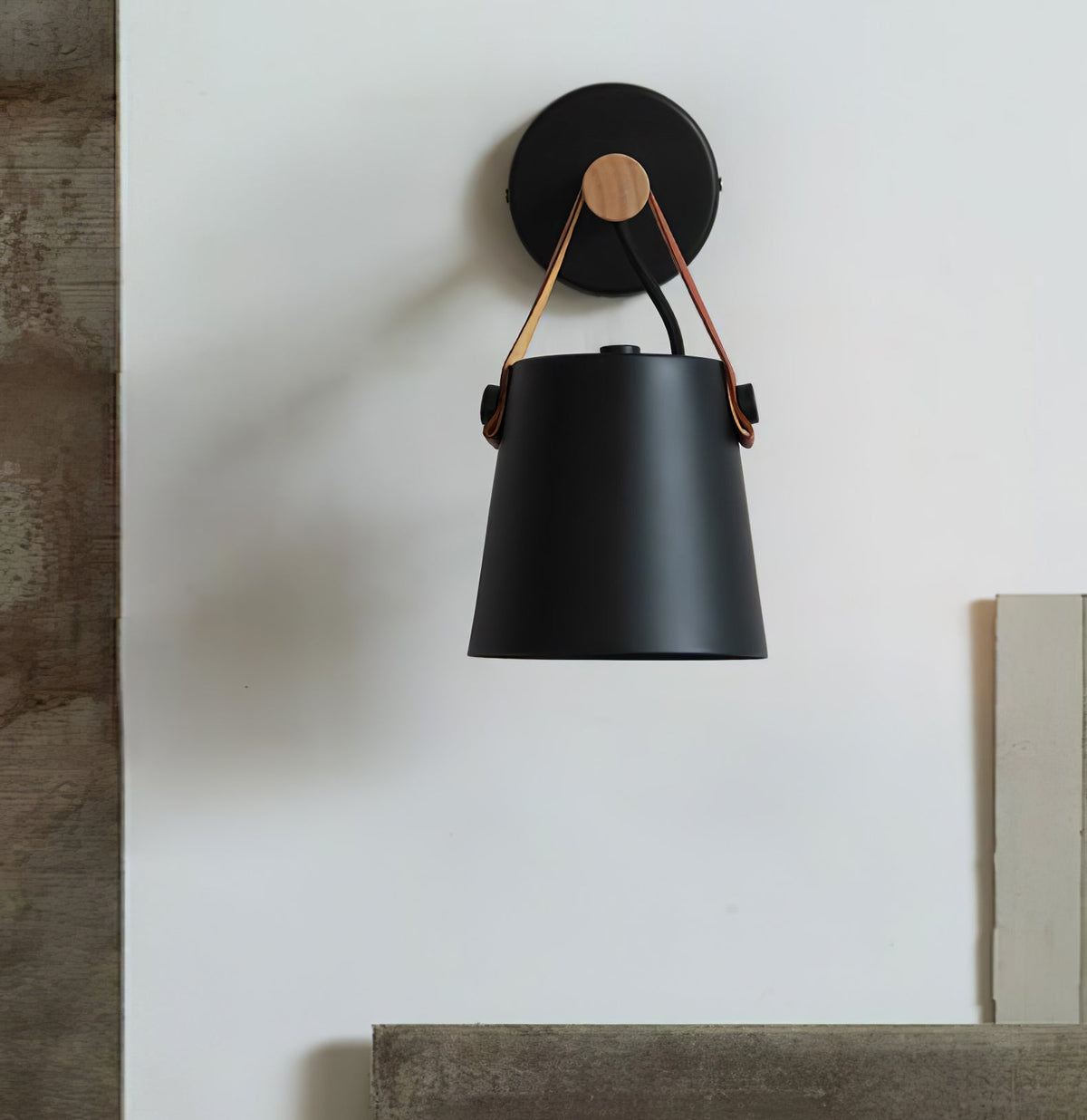Virixon Wandleuchte aus Holz und Leder