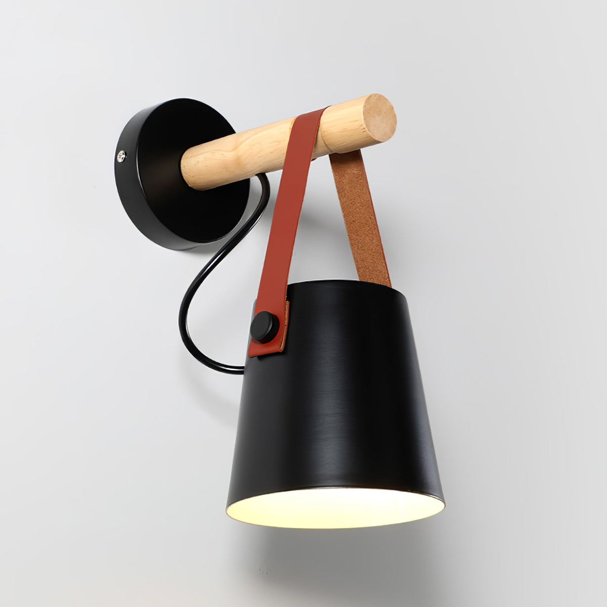 Virixon Wandleuchte aus Holz und Leder