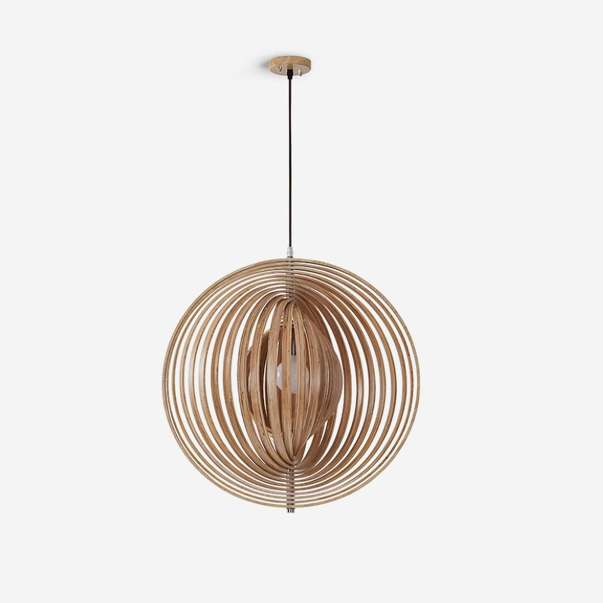 Pendelleuchte aus Holz mit Holzkugeln im organischen Minimalismus