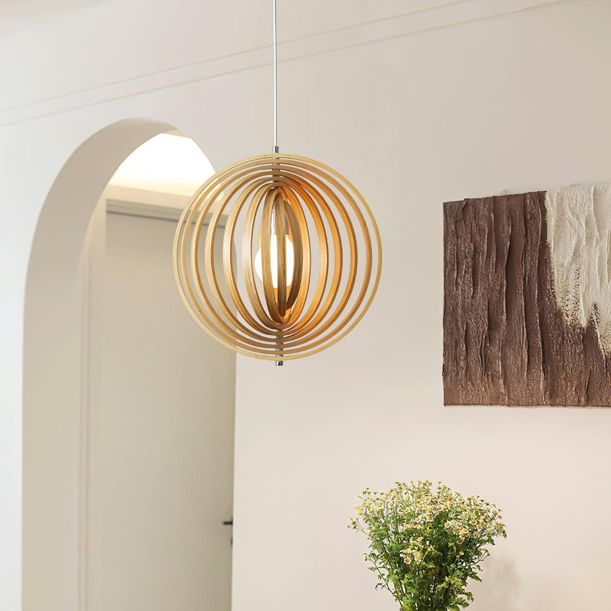 Pendelleuchte aus Holz mit Holzkugeln im organischen Minimalismus