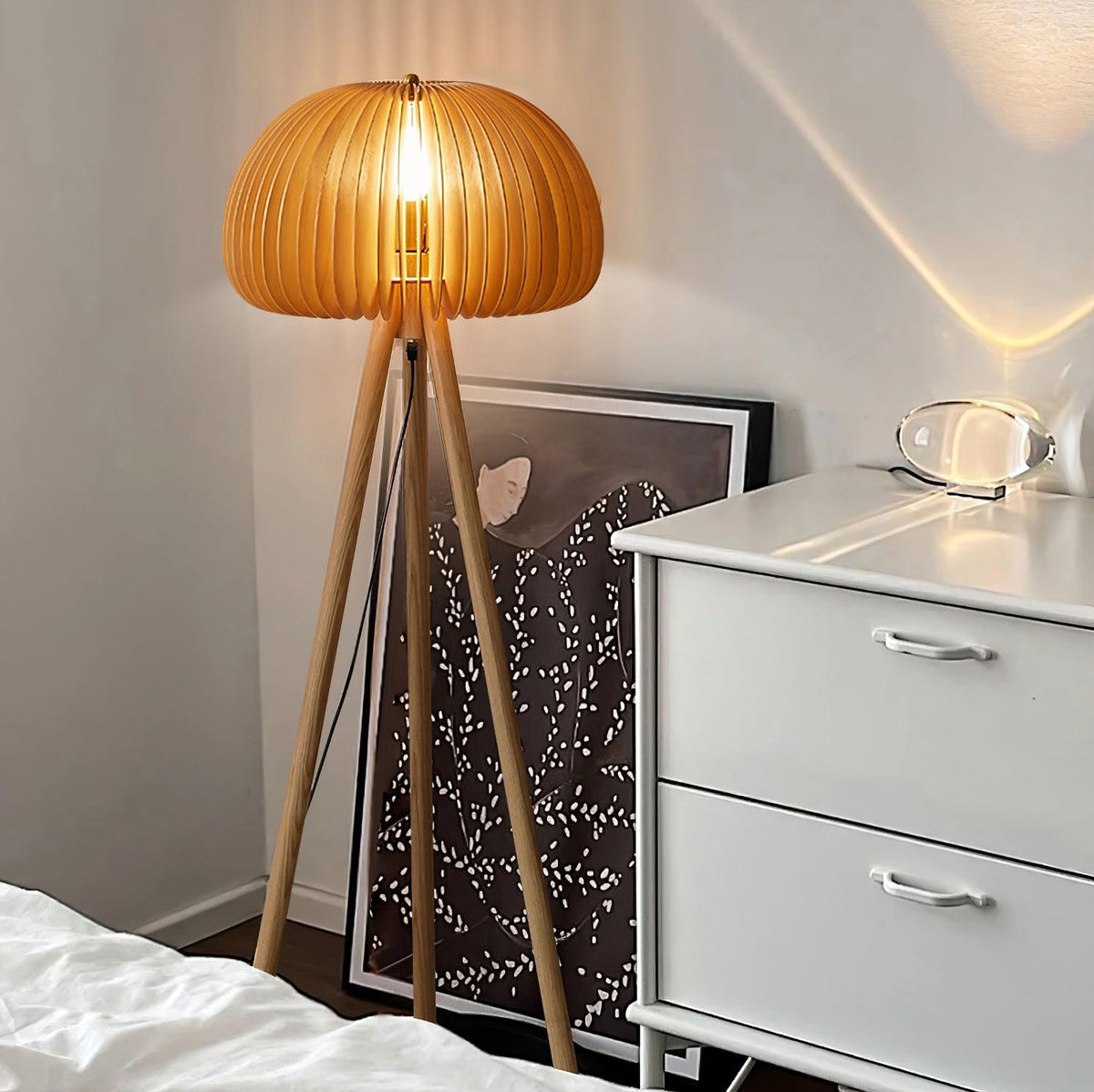 Zetalyre Stehleuchte aus Holz im Dreibein-Design