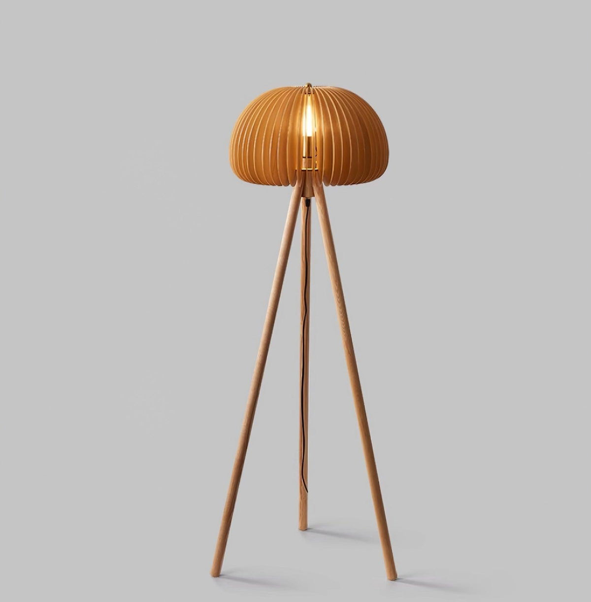 Zetalyre Stehleuchte aus Holz im Dreibein-Design