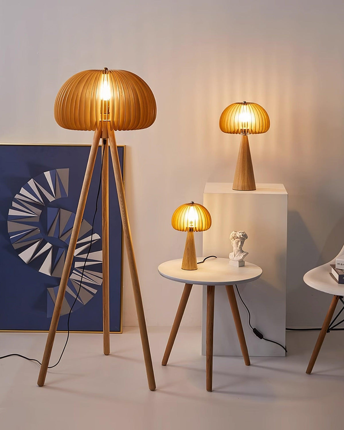 Zetalyre Stehleuchte aus Holz im Dreibein-Design
