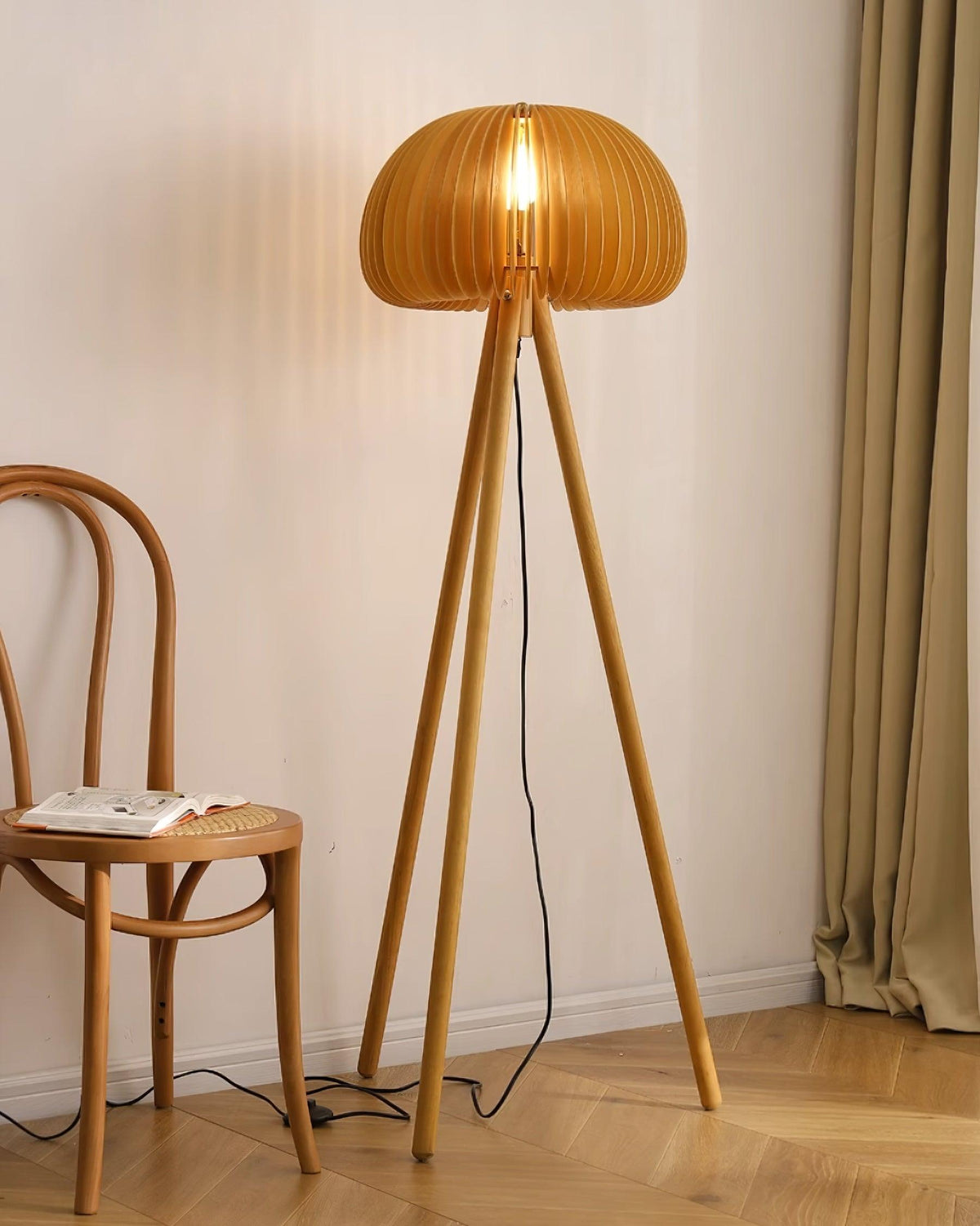 Zetalyre Stehleuchte aus Holz im Dreibein-Design