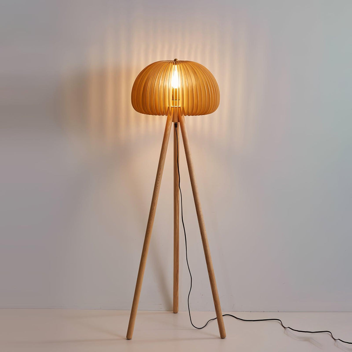 Zetalyre Stehleuchte aus Holz im Dreibein-Design