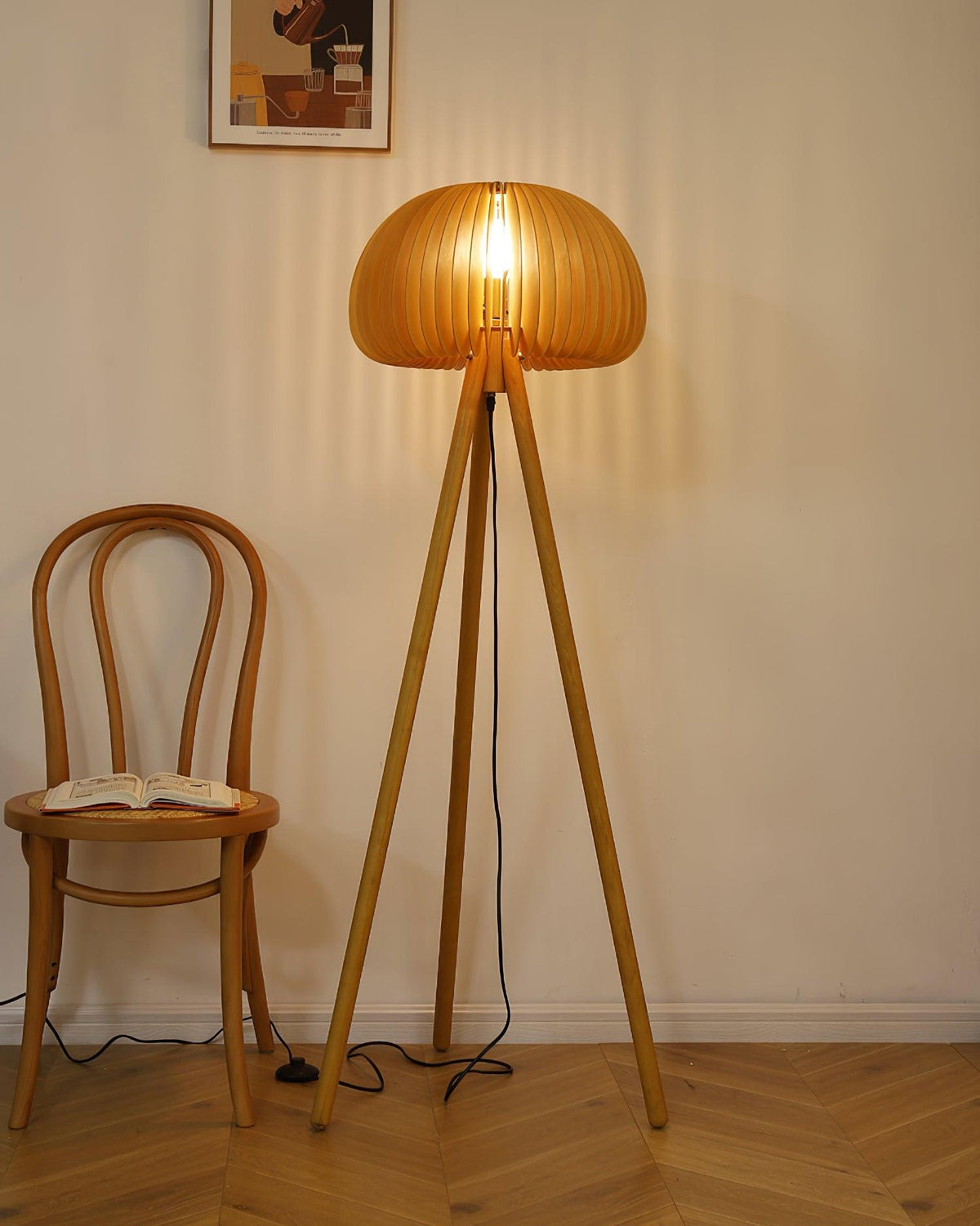 Zetalyre Stehleuchte aus Holz im Dreibein-Design