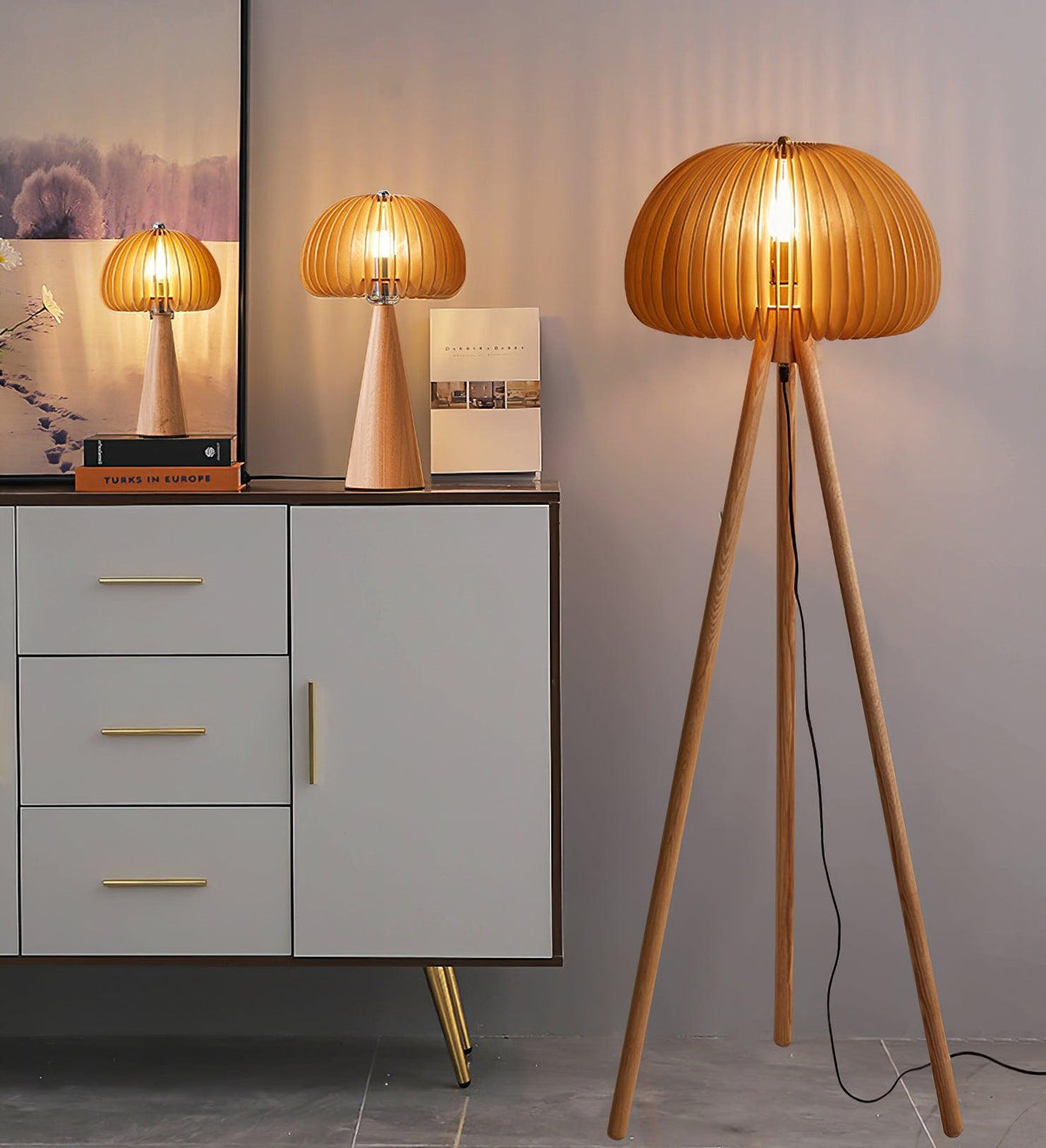 Zetalyre Stehleuchte aus Holz im Dreibein-Design