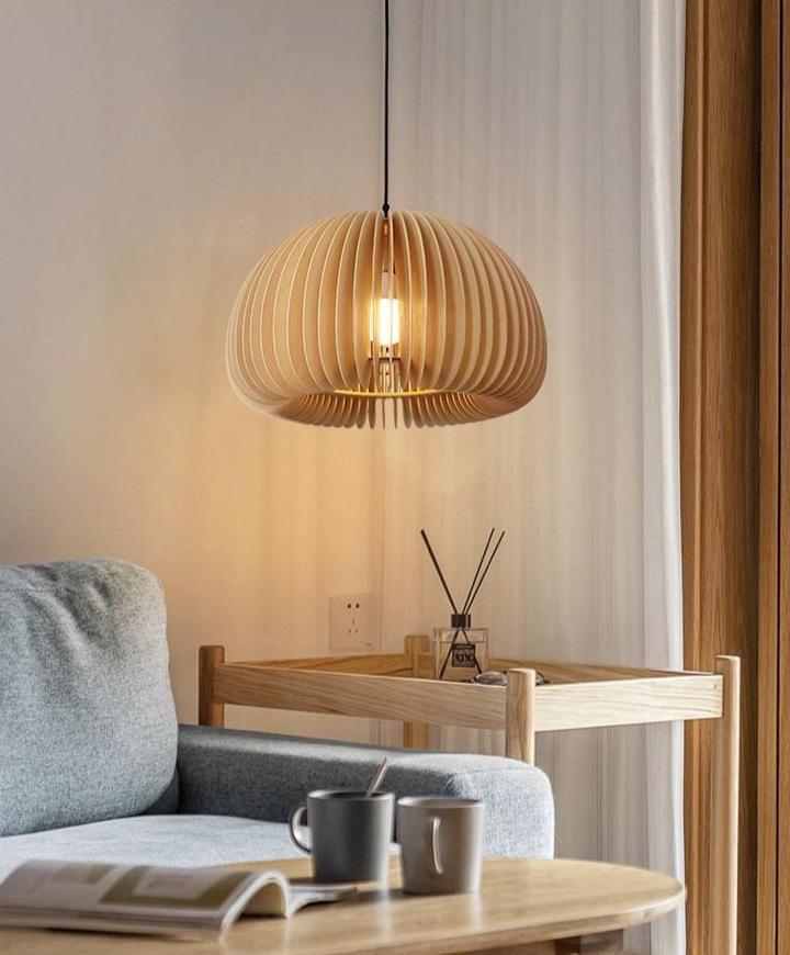 Doren Pendelleuchte aus Holz in Kieselsteinform nordisch