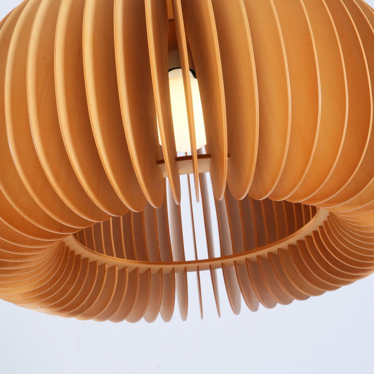 Enoris Retro-Pendelleuchte aus Holz