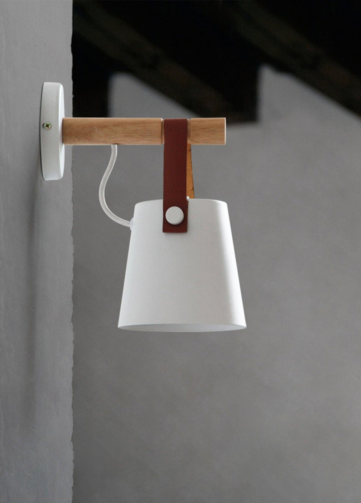 Virixon Wandleuchte aus Holz und Leder