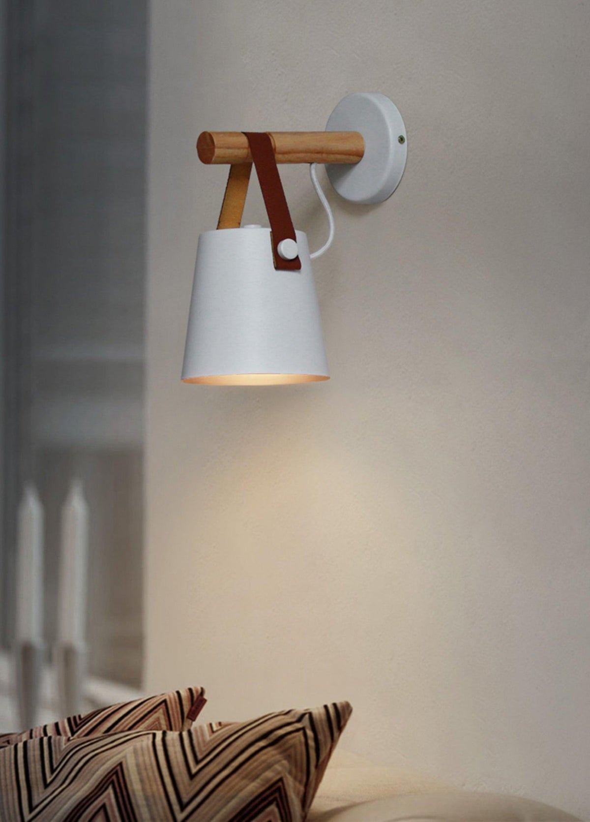Virixon Wandleuchte aus Holz und Leder