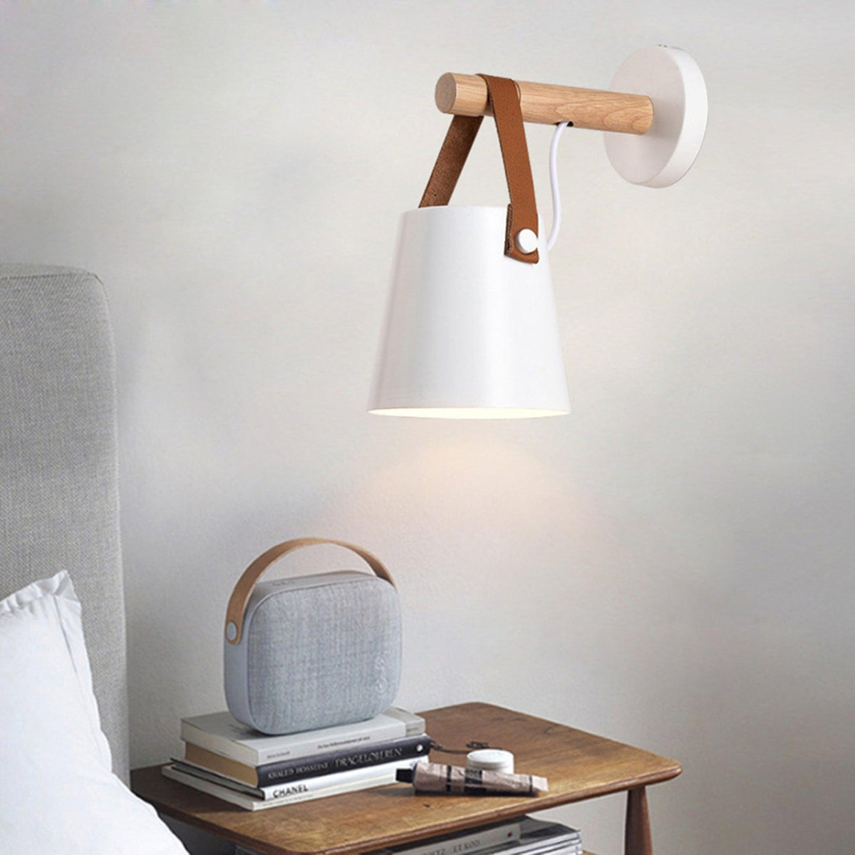 Virixon Wandleuchte aus Holz und Leder